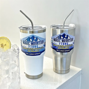 Copo Térmico com Tampa 900ml Magic Mountain, com canudo reutilizável em aço inox, ideal para manter bebidas geladas por até 24 horas