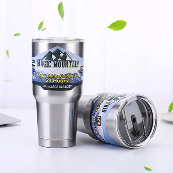 Copo Térmico com Tampa 900ml Magic Mountain, com canudo reutilizável em aço inox, ideal para manter bebidas geladas por até 24 horas
